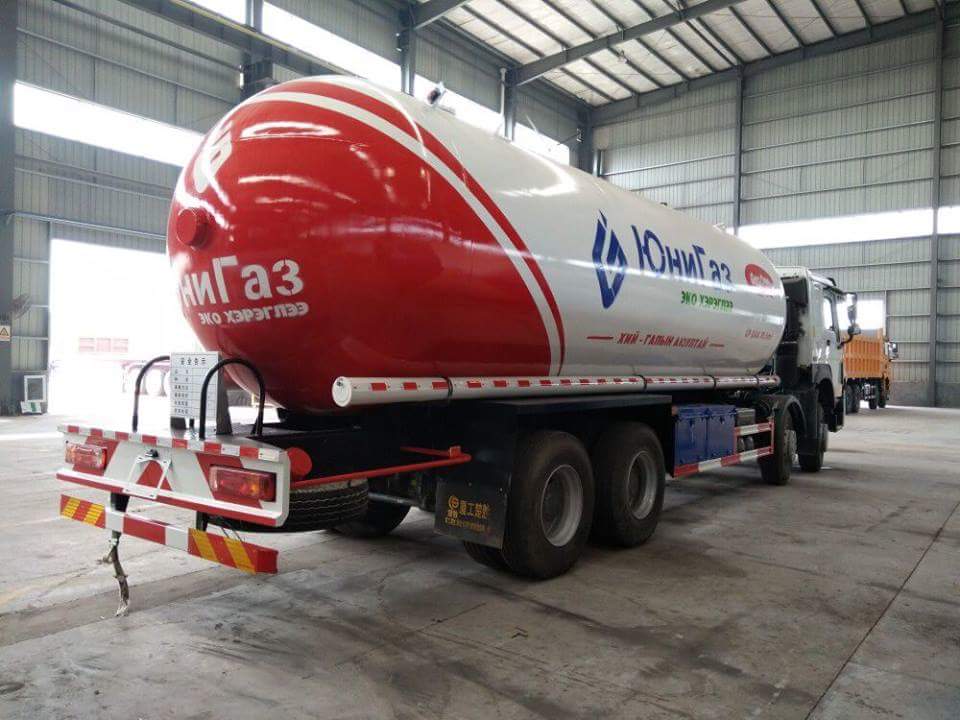 Caminhão GLP HOWO 8X4