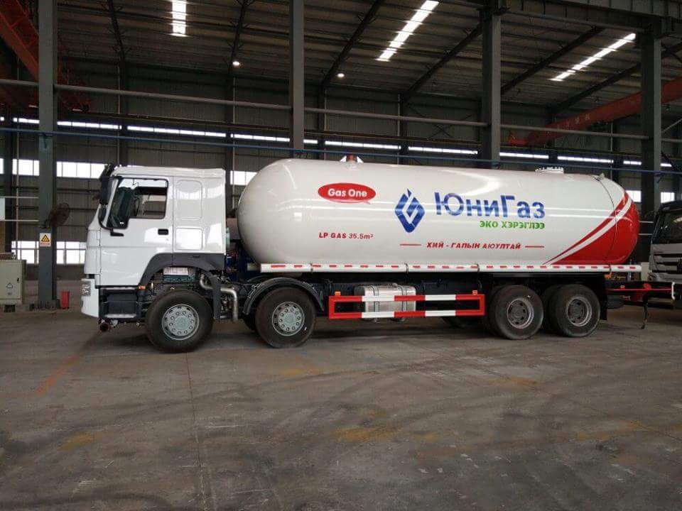 Caminhão GLP HOWO 8X4