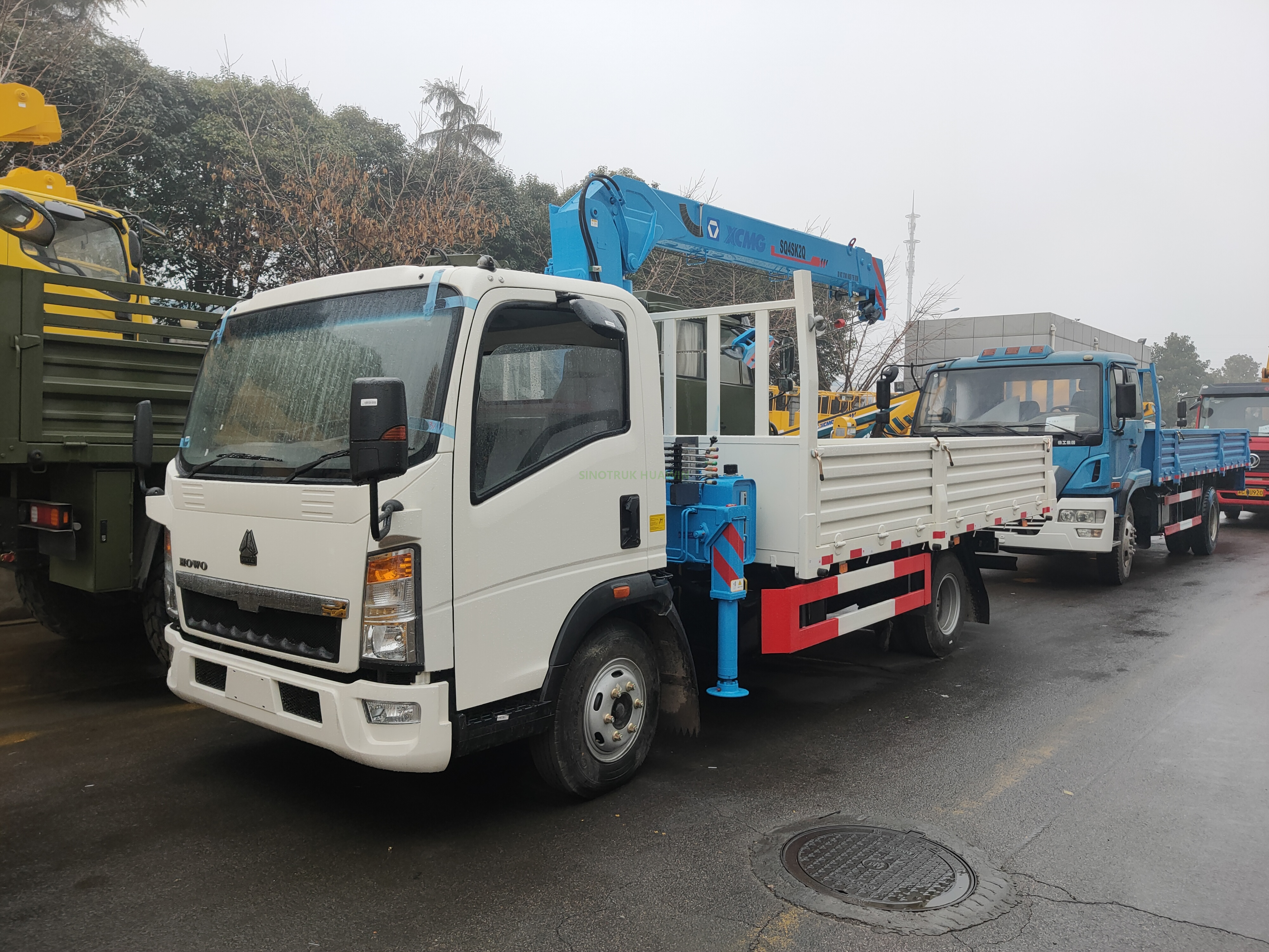 Caminhão HOWO 4X2 com Guindaste XCMG 3.2T