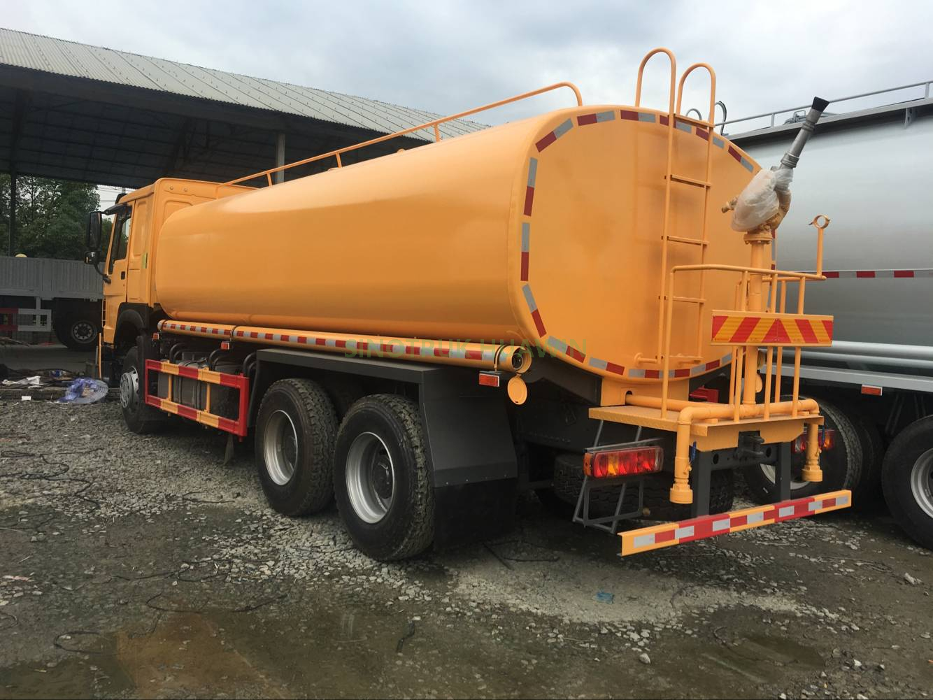 Caminhão de Aspersão de Água HOWO 6x4 2000 Litros