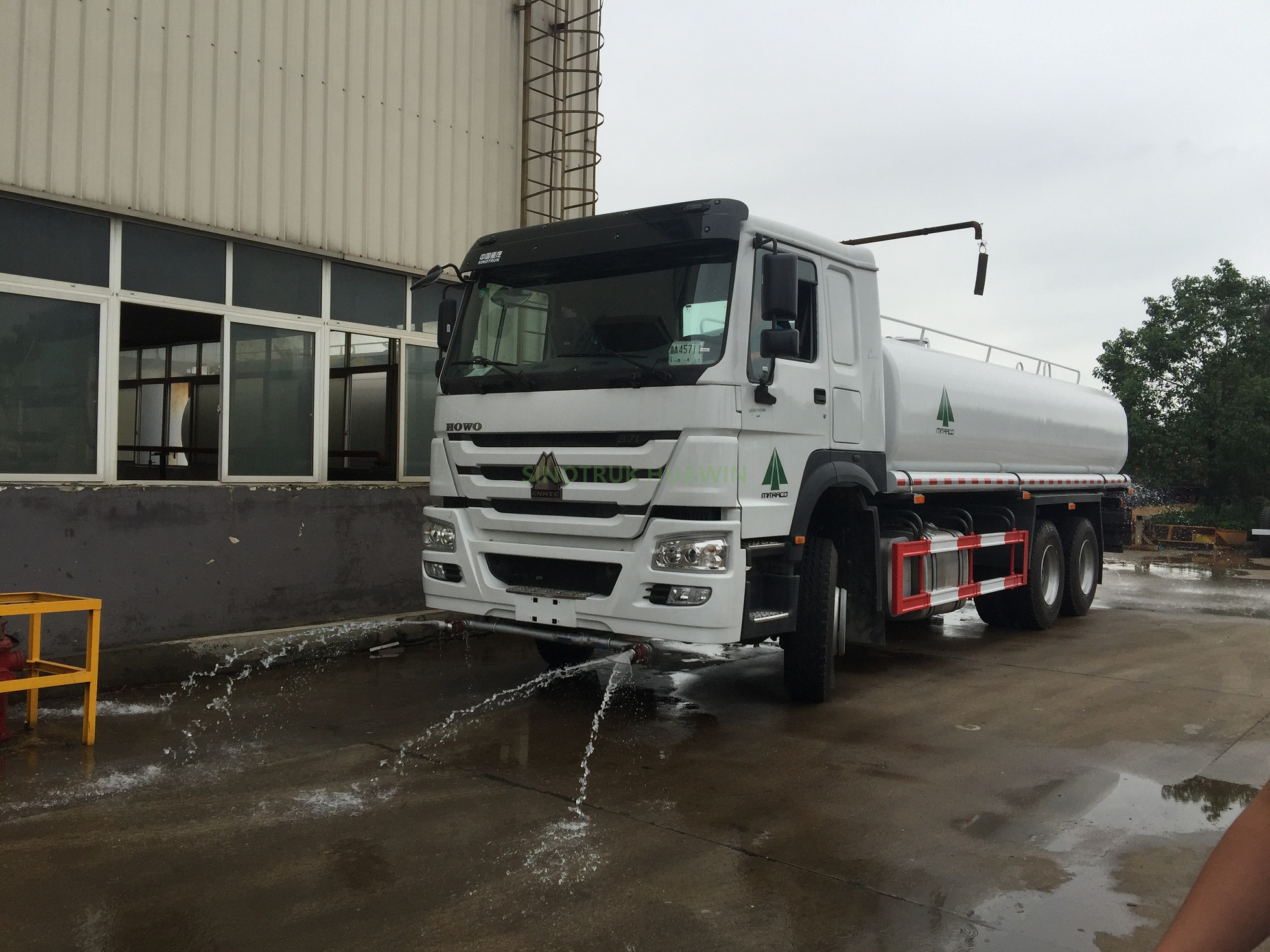 Caminhão de Aspersão de Água SINOTRUK 6X4 20.000 Litros