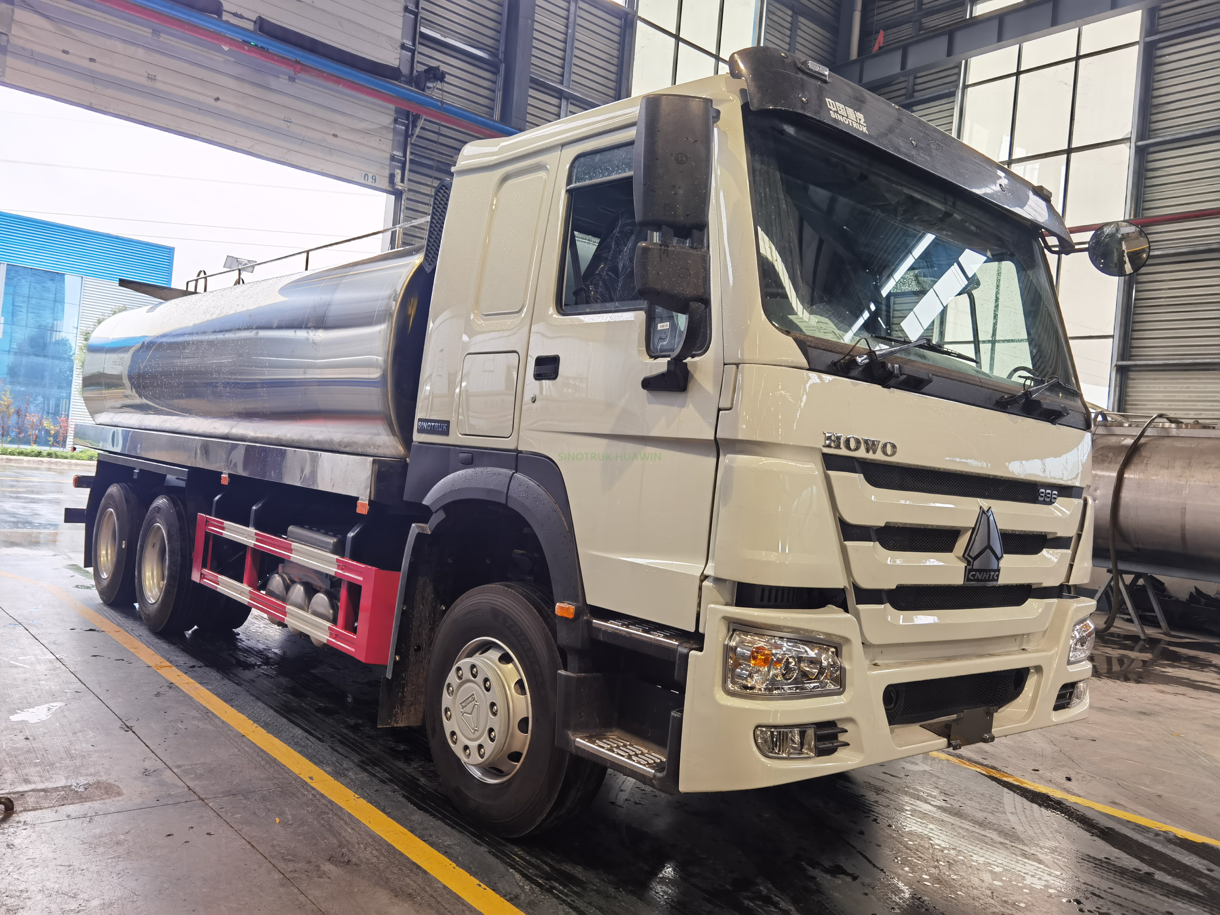 Caminhão de armazenamento e transporte de leite SINOTRUK HOWO 6X4