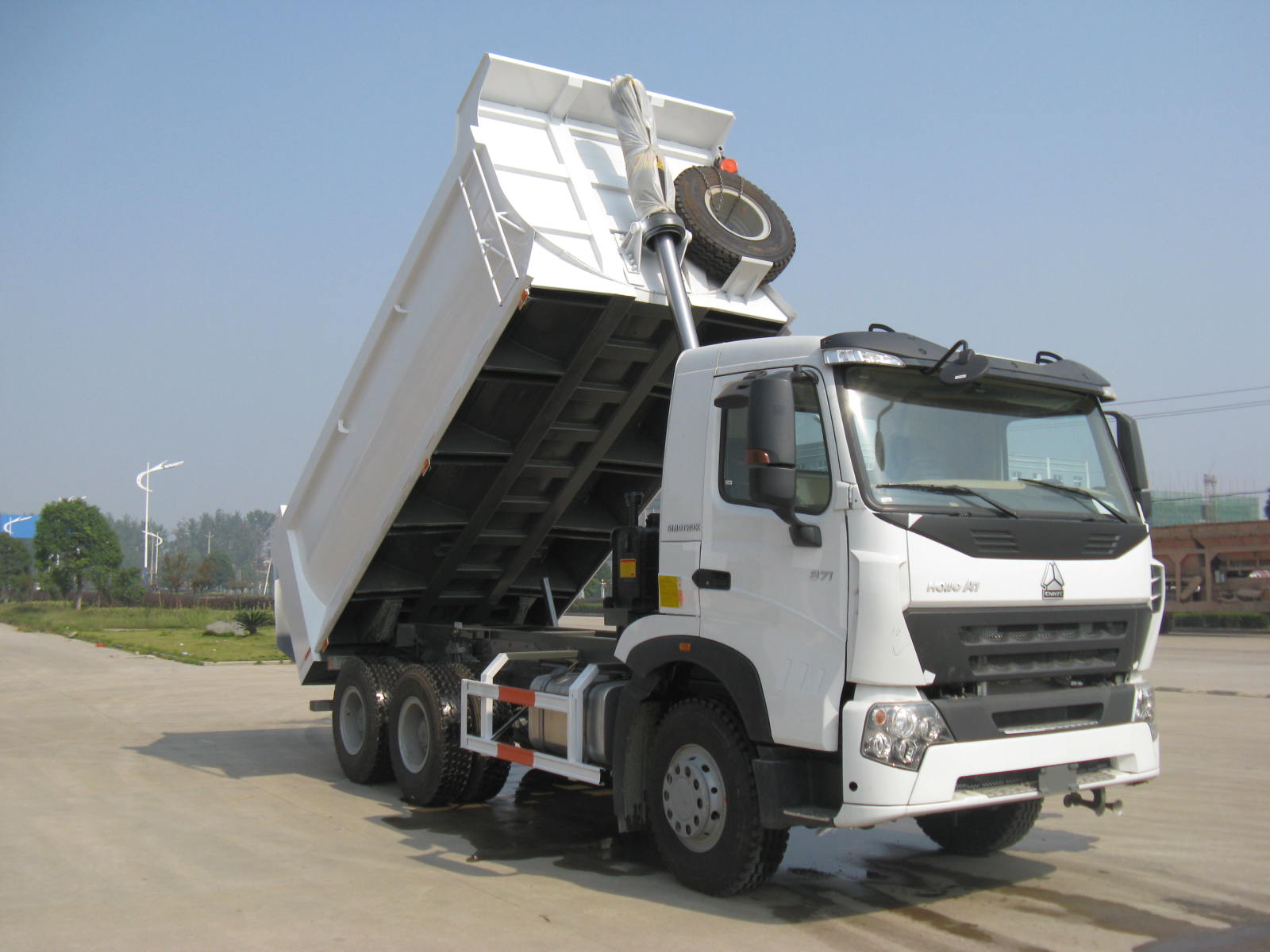 A7 6x4 Dump Truckfront Tiiping-2