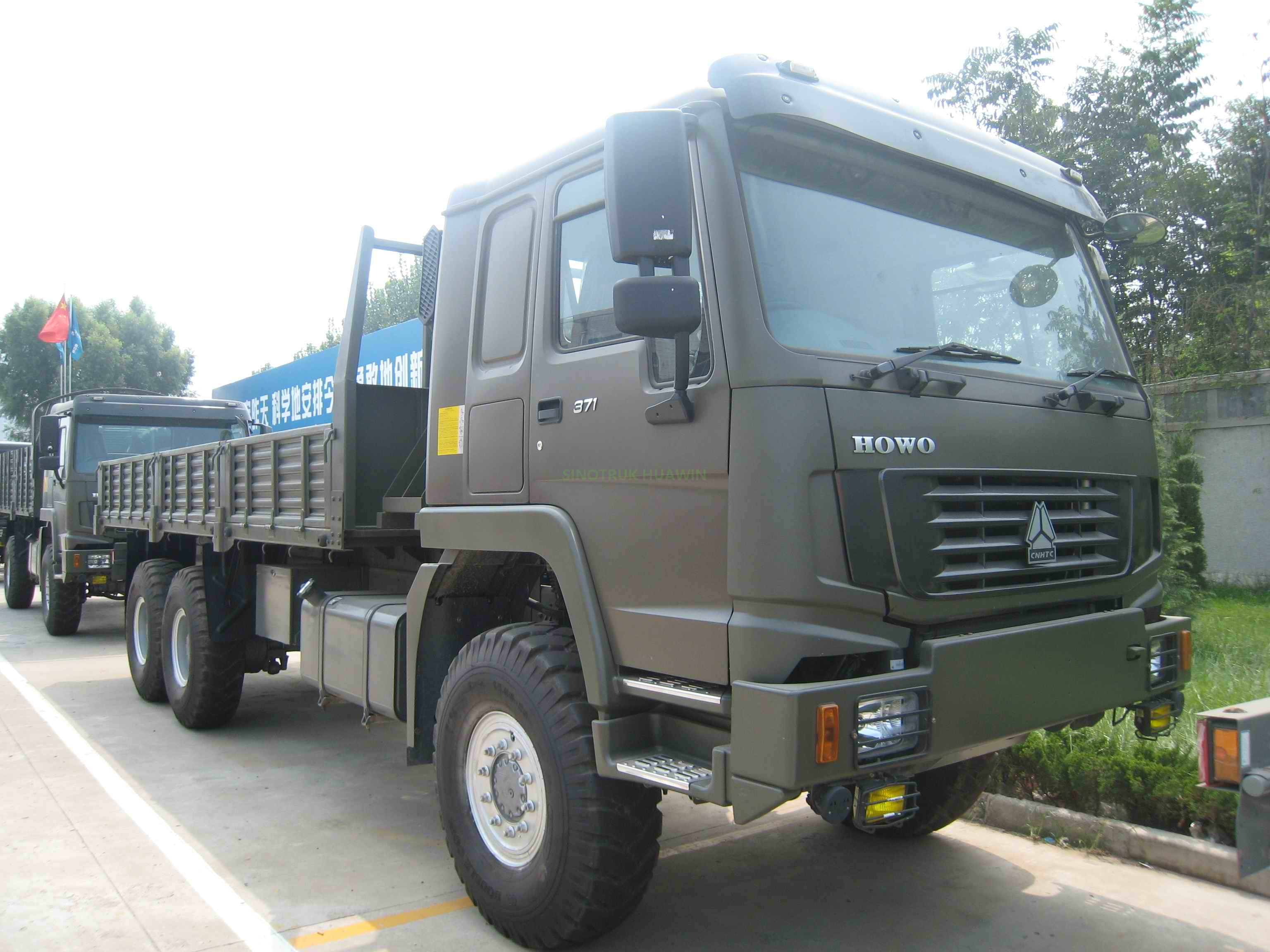 Caminhão de carga com tração nas quatro rodas HOWO 6x6