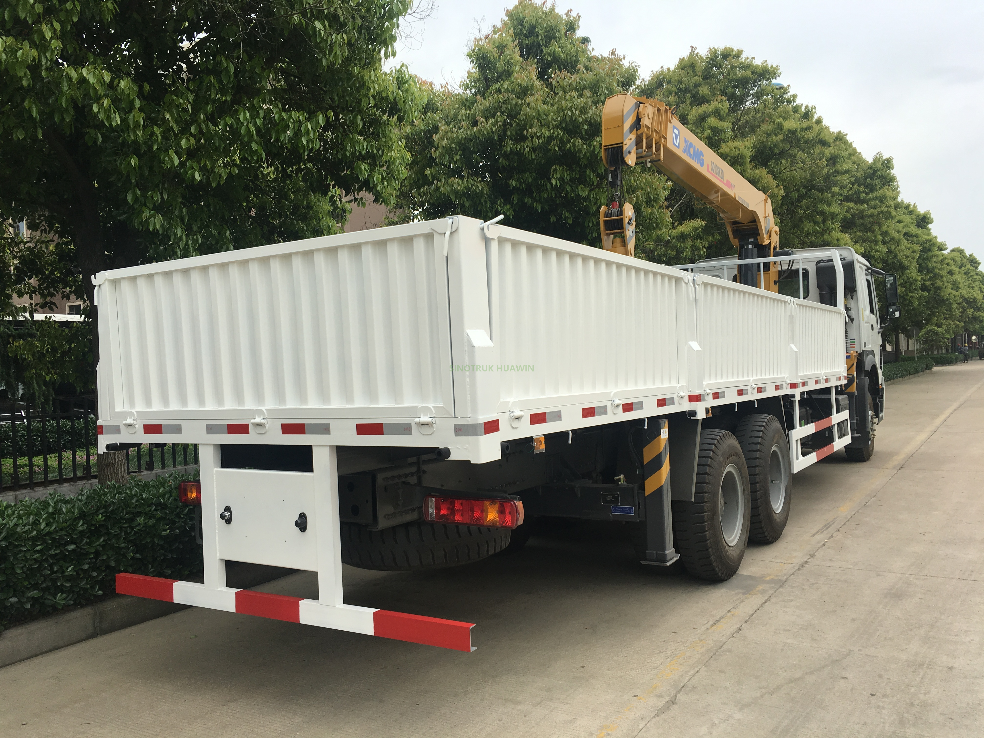 Caminhão SINOTRUK HOWO 6x4 com guindaste HIAB