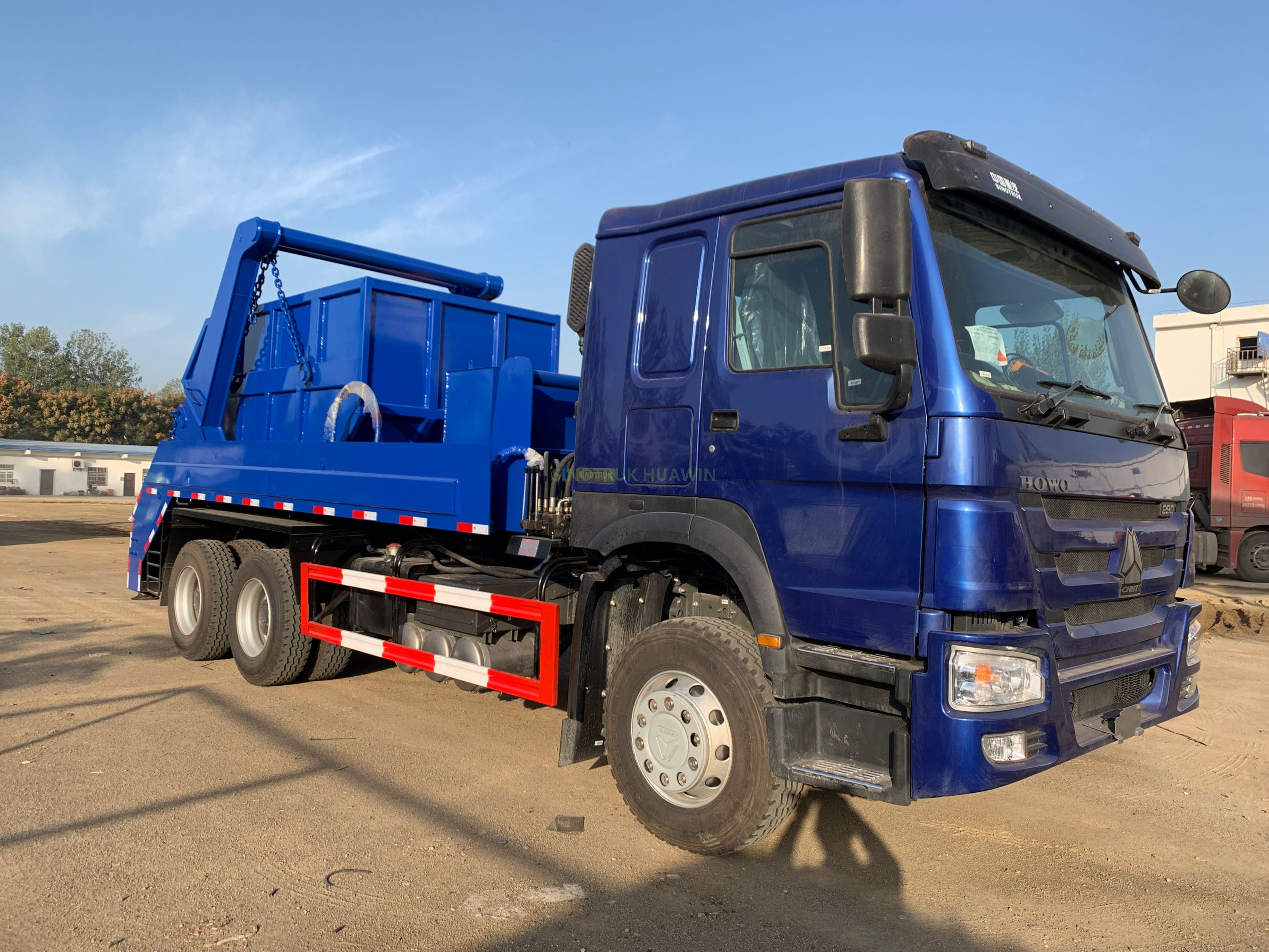 Caminhão de lixo com braço oscilante SINOTRUK HOWO 6X4