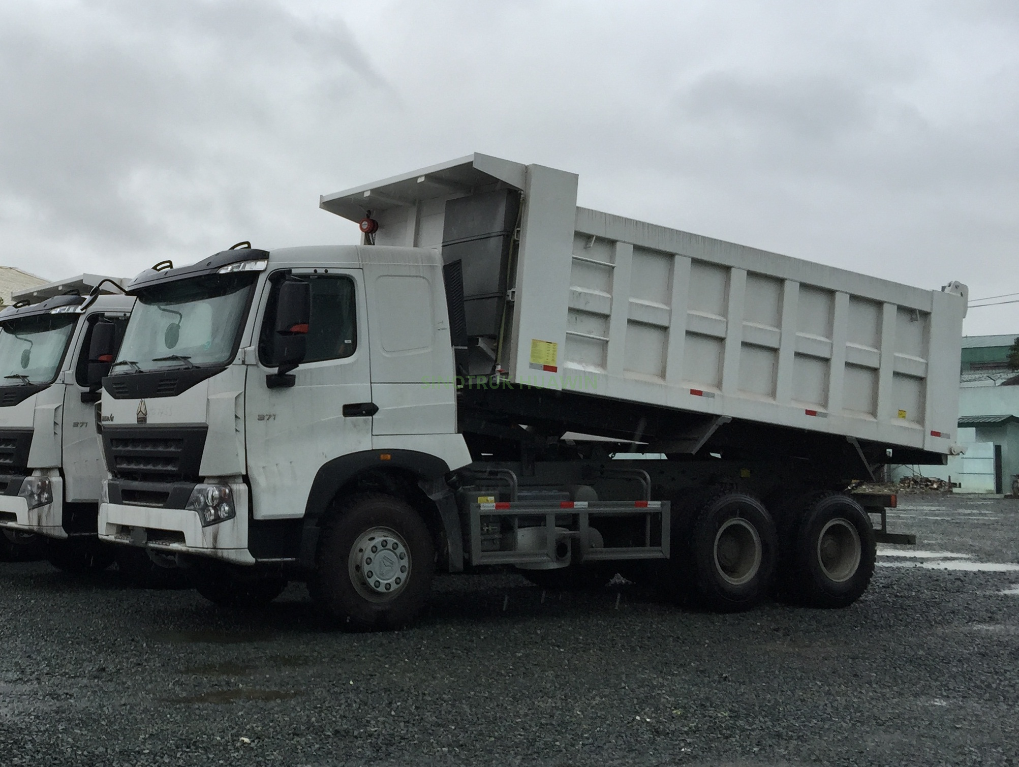 Caminhão Basculante Sinotruk A7 6X4 Médio