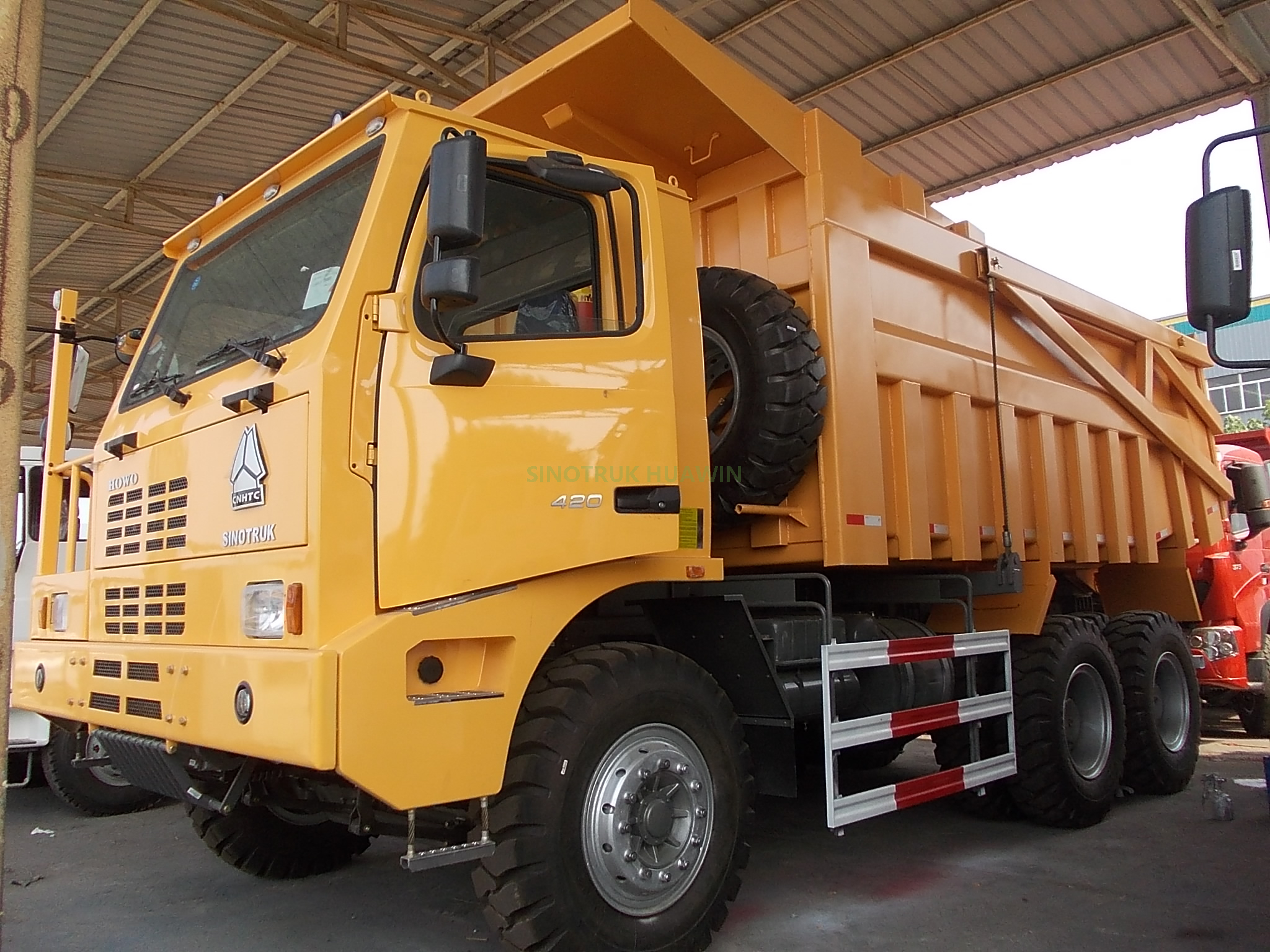 Caminhão basculante 6x4 para mineração SINOTRUK novinho em folha