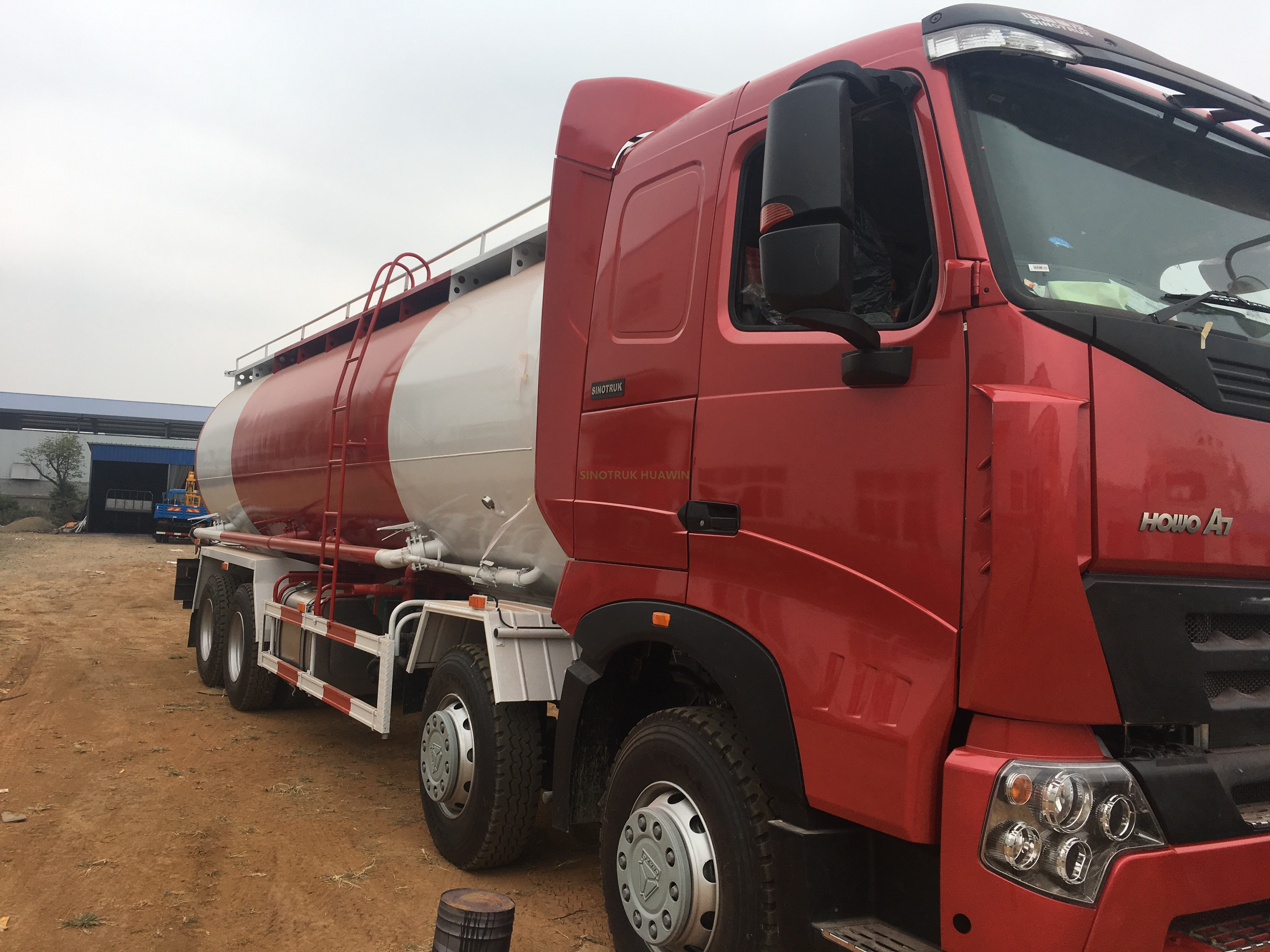 Caminhão de cimento a granel SINOTRUK HOWO 6X4 para venda