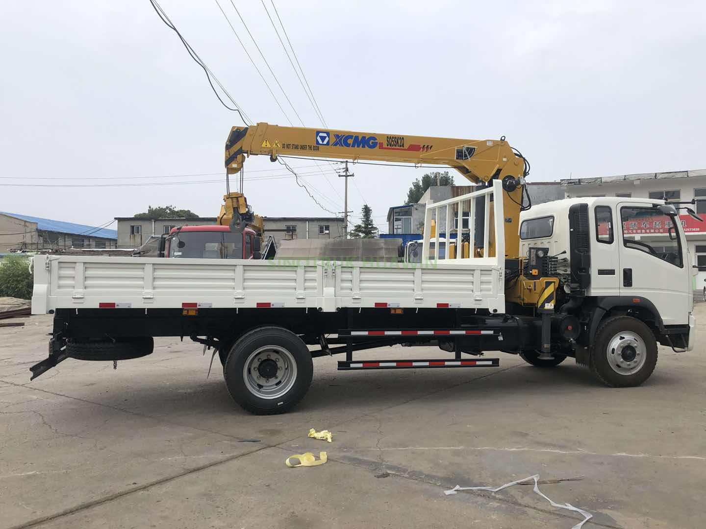 Caminhão HOWO 4X2 com Guindaste XCMG 3.2T