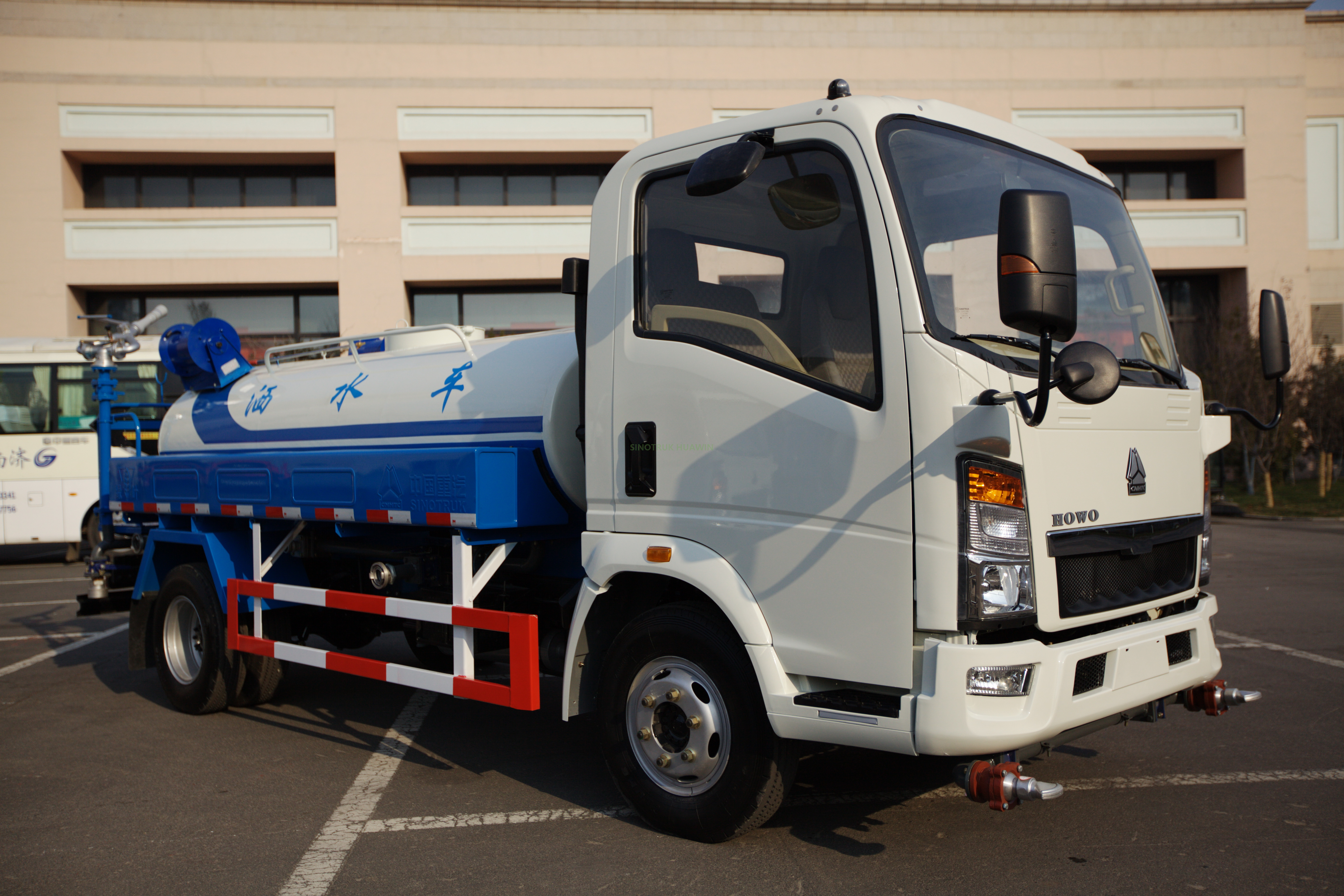 Caminhão de Aspersão de Água SINOTRUK HOWO 4X2 10.000 Litros