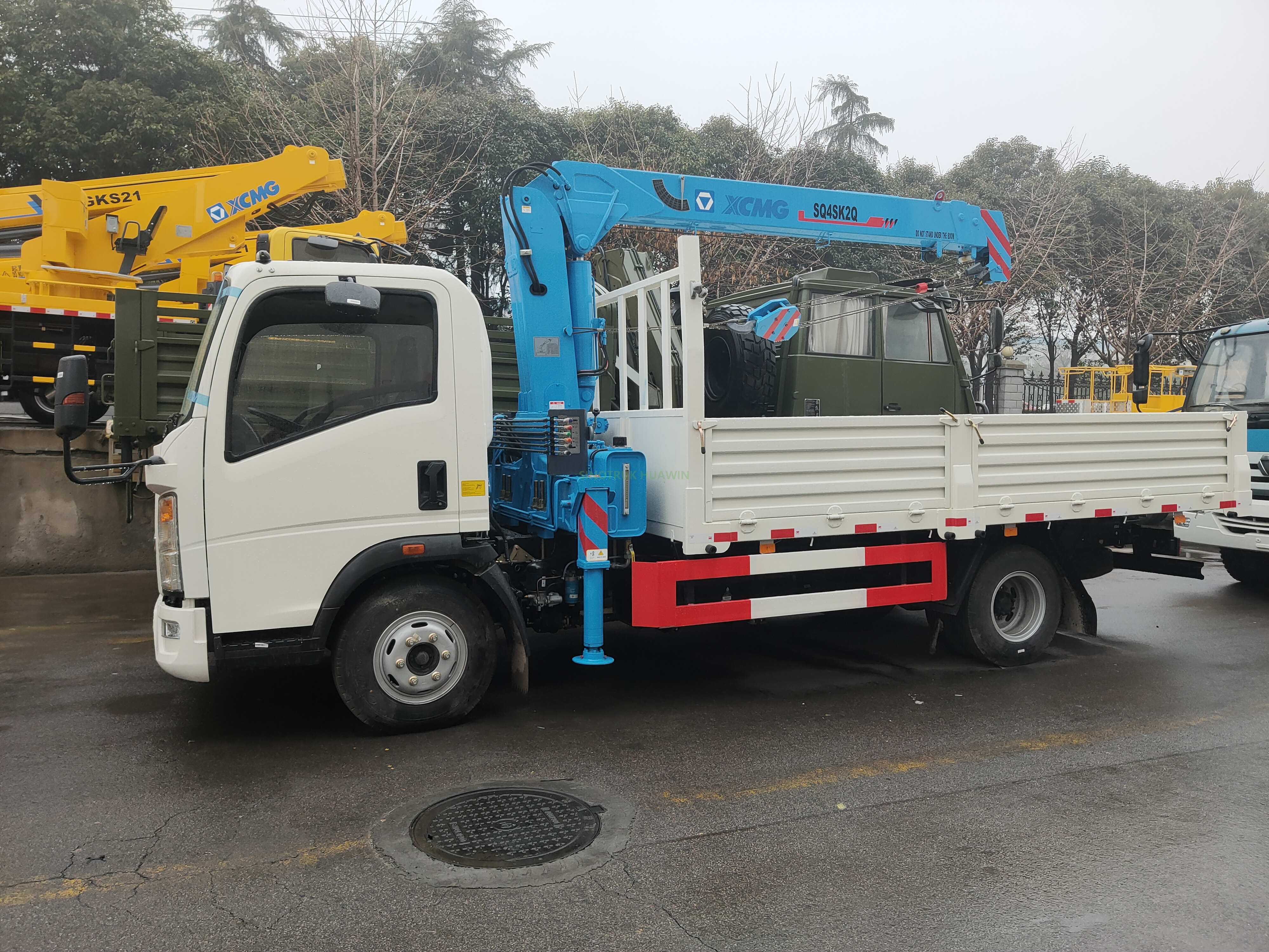 Caminhão HOWO 4X2 com Guindaste XCMG 3.2T