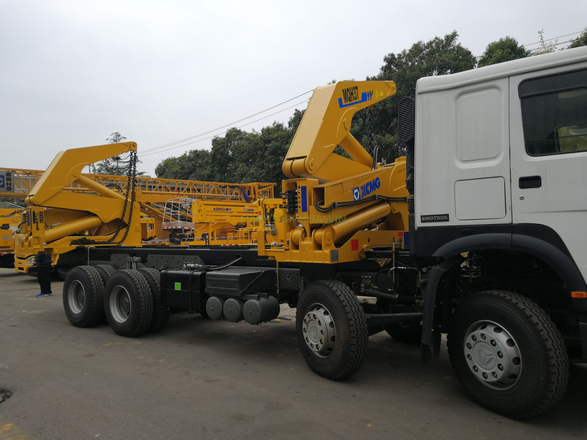 Caminhão guindaste lateral SINOTRUK HOWO 8x4 para transporte de contêiner de 20 pés