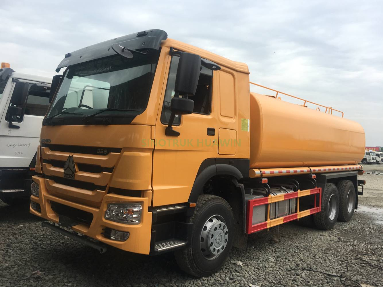 Caminhão de Aspersão de Água HOWO 6x4 2000 Litros