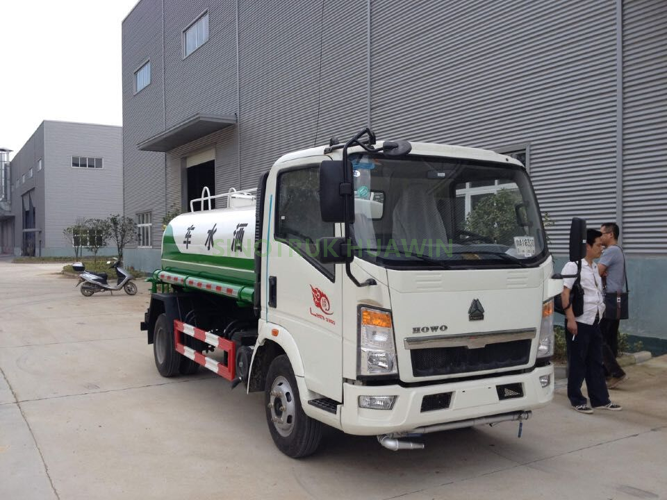 Caminhão de Aspersão de Água SINOTRUK HOWO 4X2 10.000 Litros