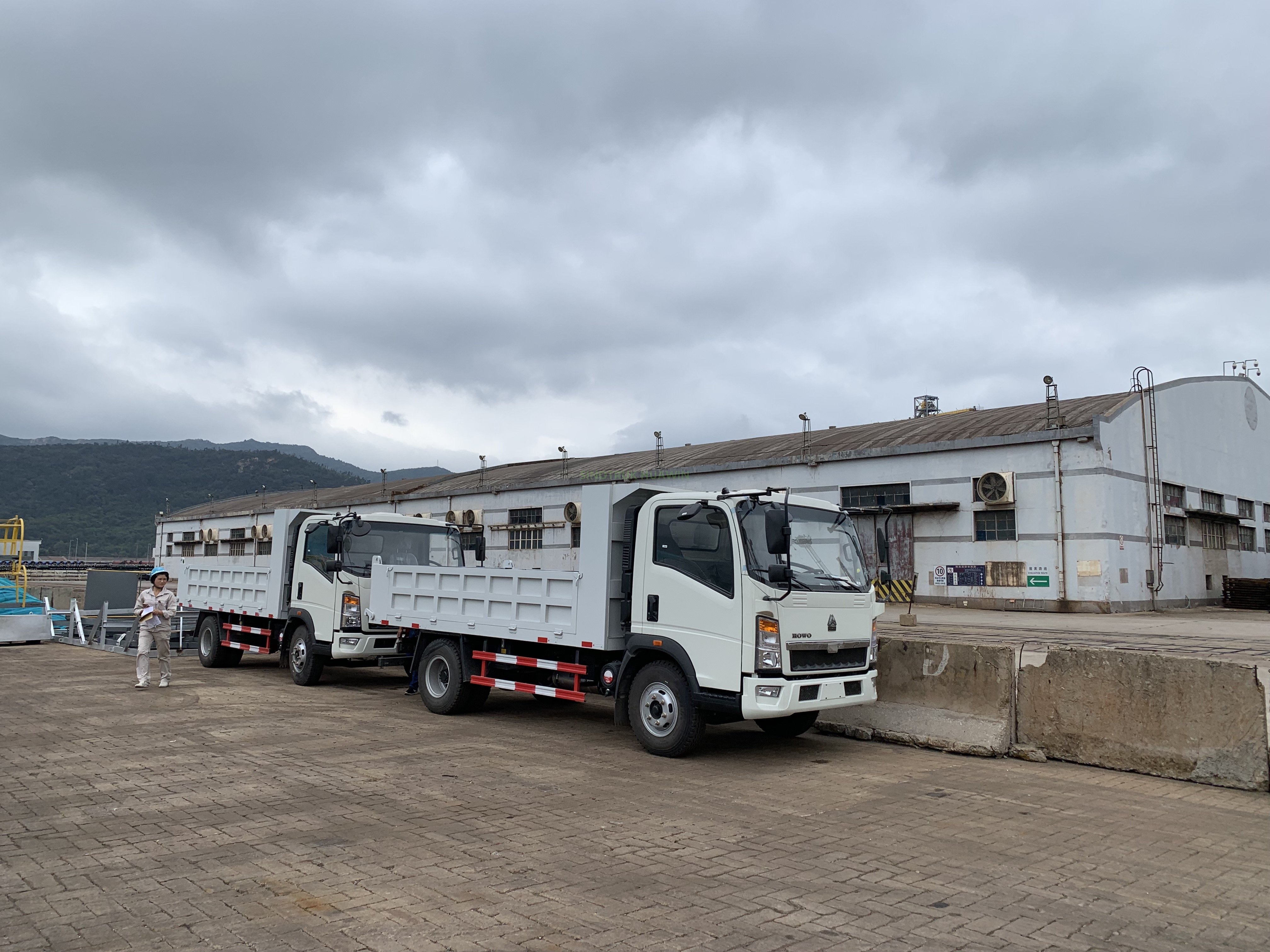 Caminhão Basculante SINOTRUK 4X2 Médio 4T a 10T