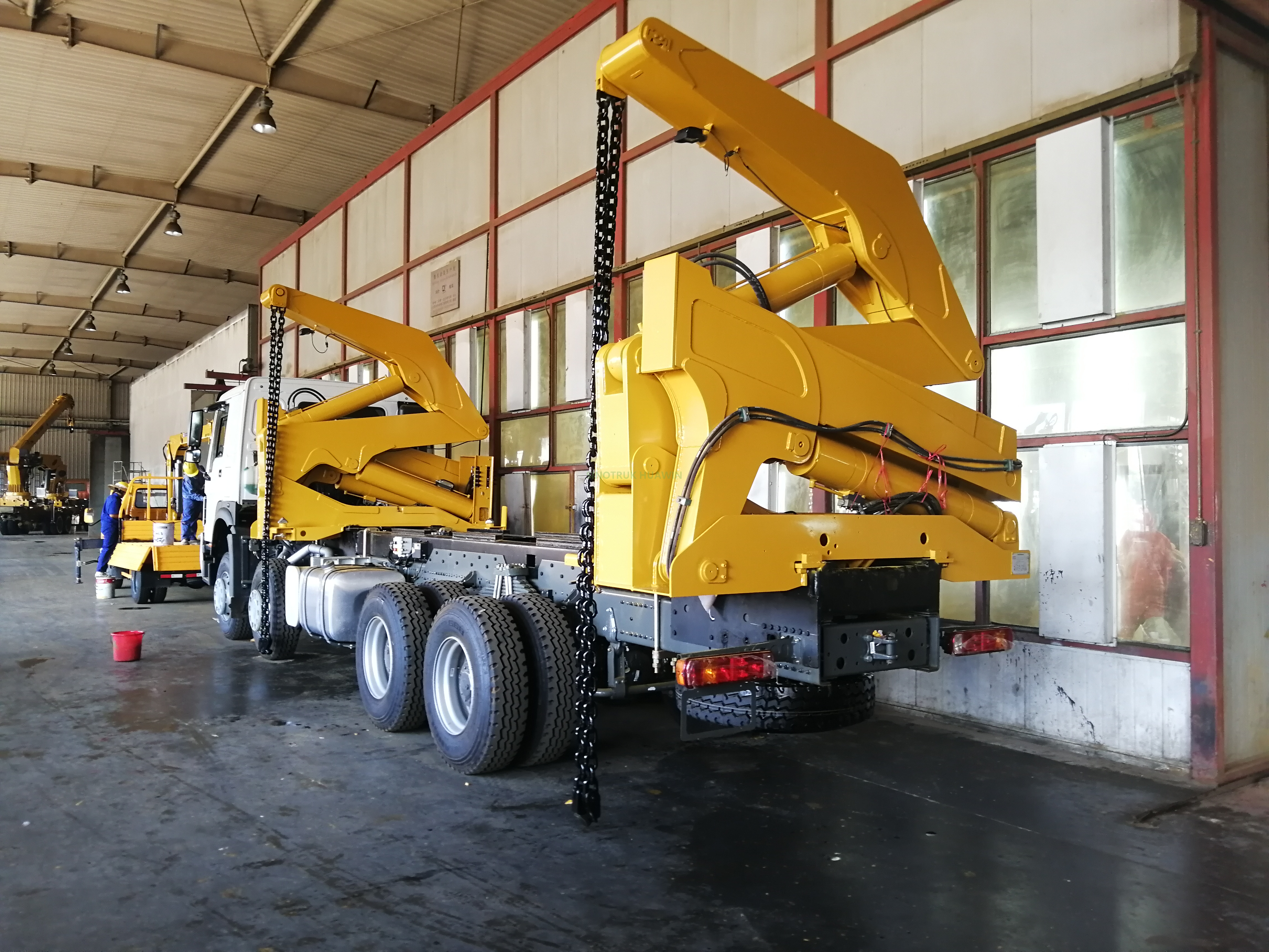 Caminhão guindaste lateral SINOTRUK HOWO 8x4 para transporte de contêiner de 20 pés