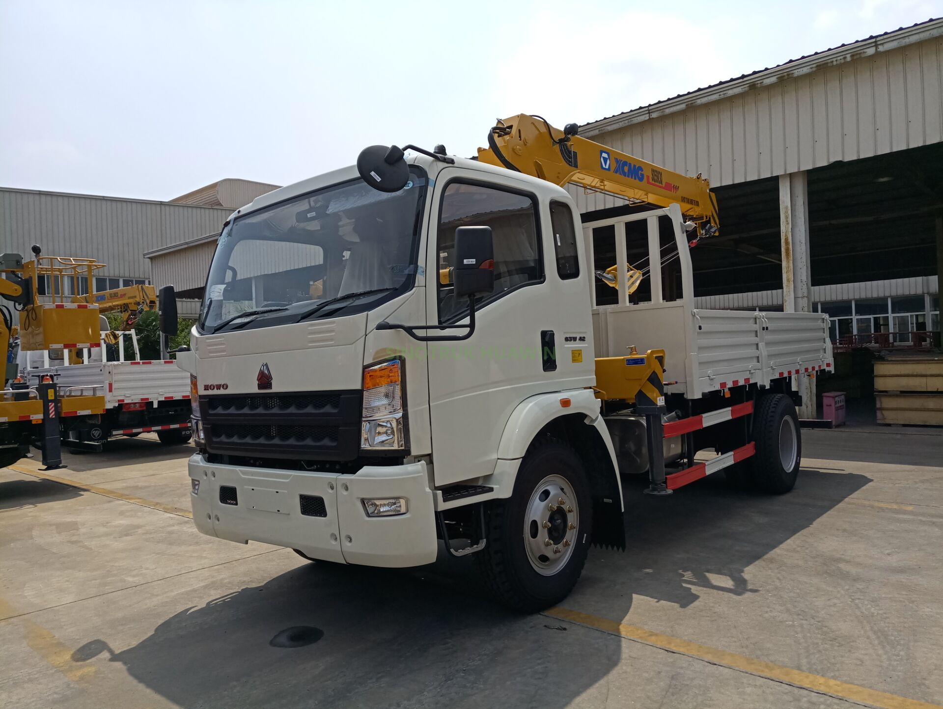 Caminhão HOWO 4X2 com Guindaste XCMG 3.2T