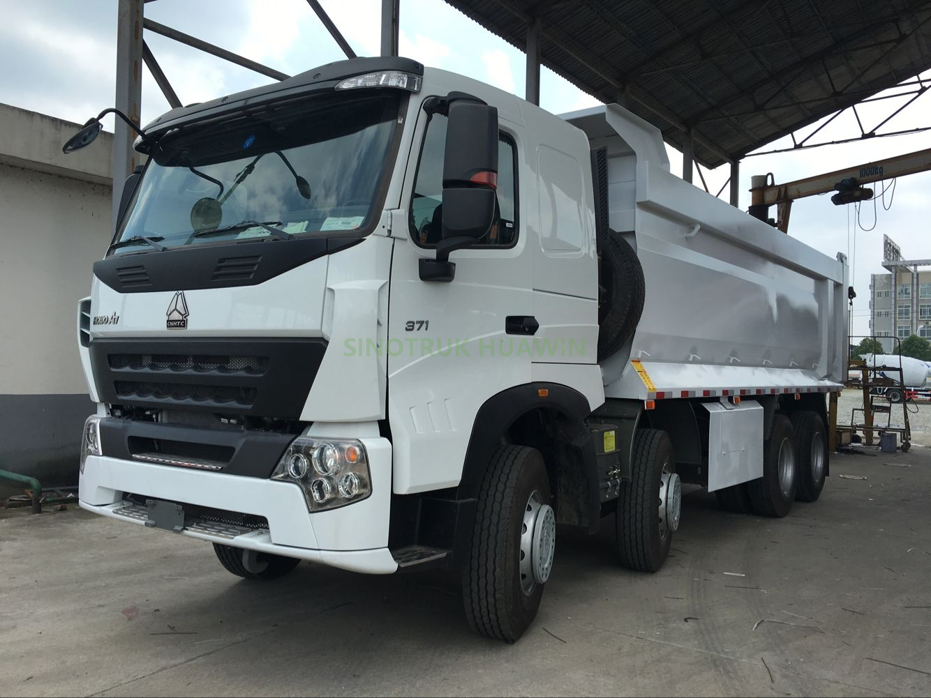Caminhão Basculante SINOTRUK A7 8X4 com Tombamento Dianteiro