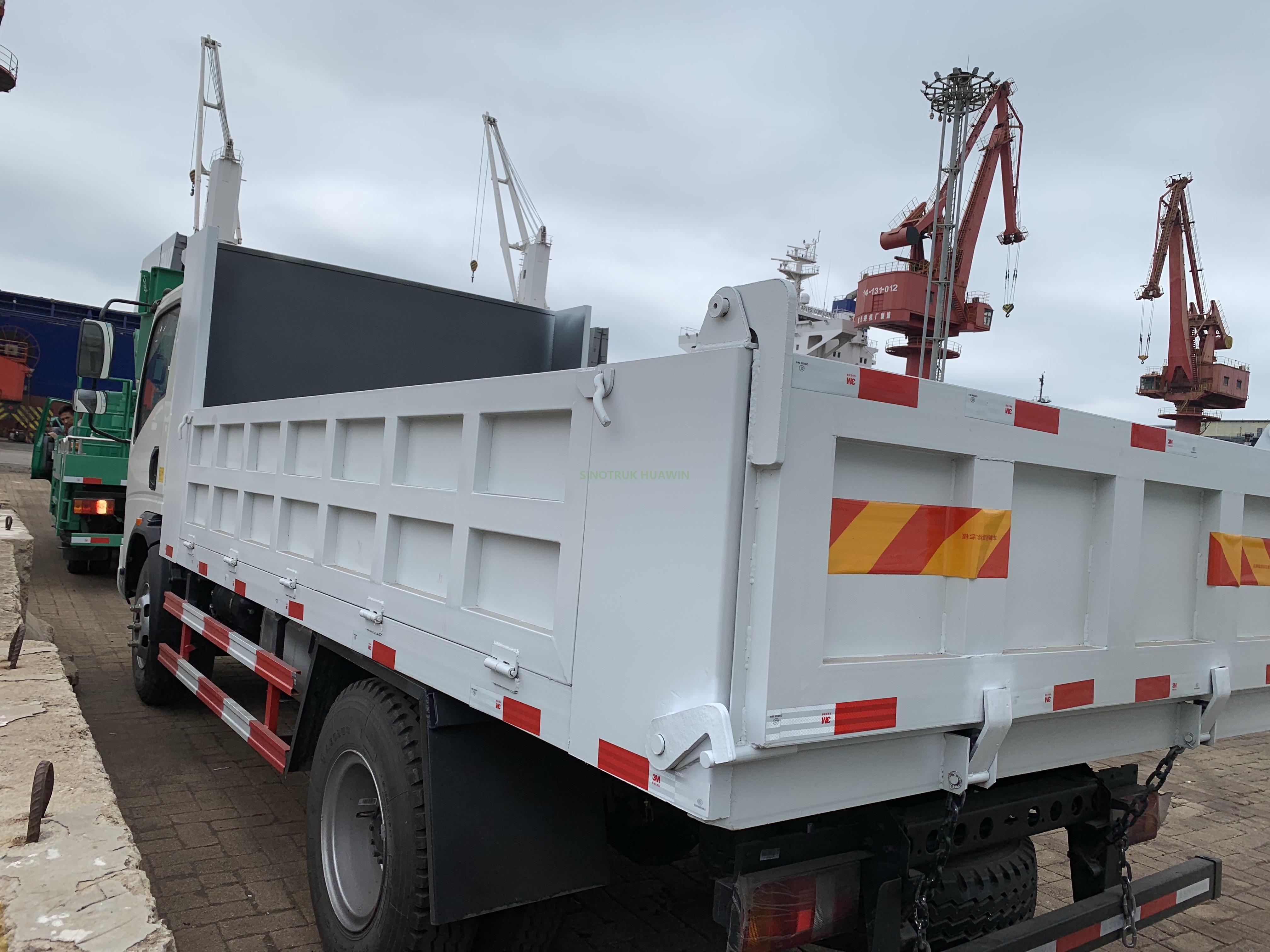 Caminhão Basculante SINOTRUK 4X2 Médio 4T a 10T