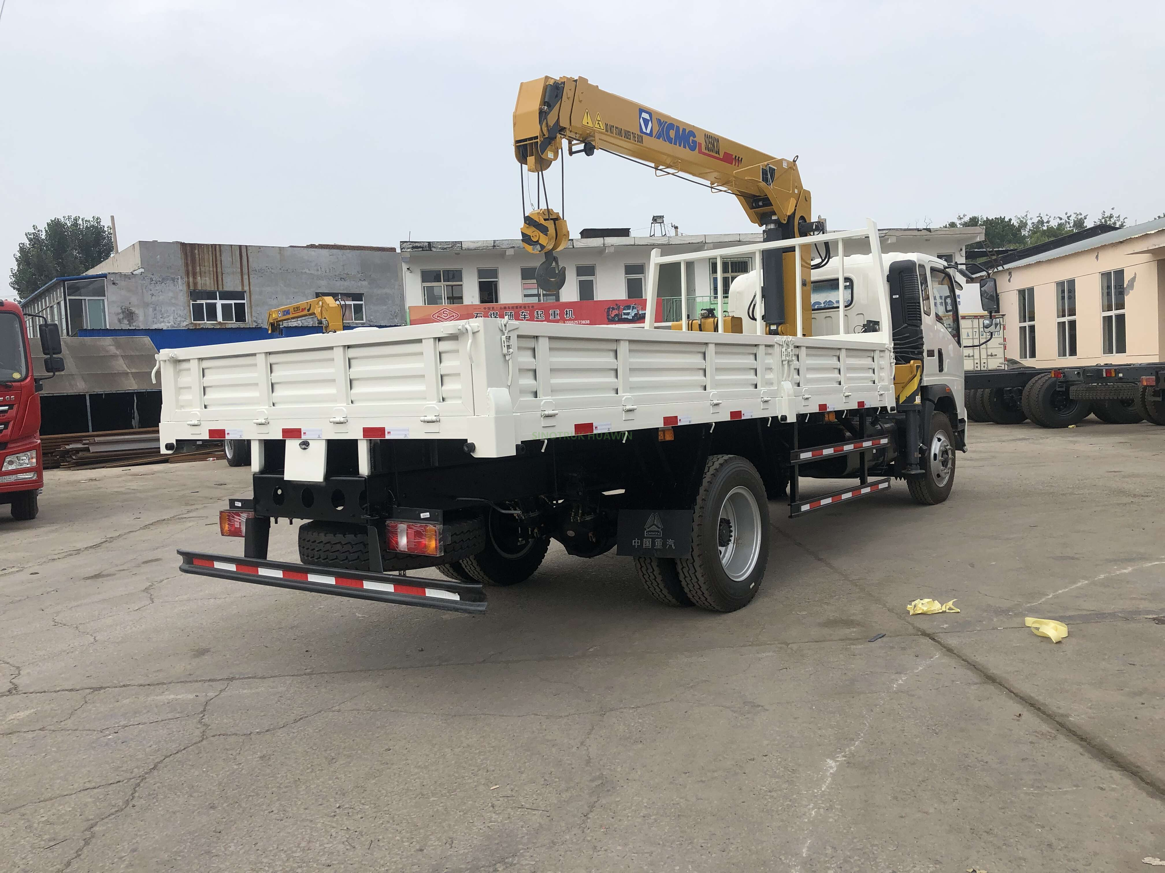 Caminhão HOWO 4X2 com Guindaste XCMG 3.2T