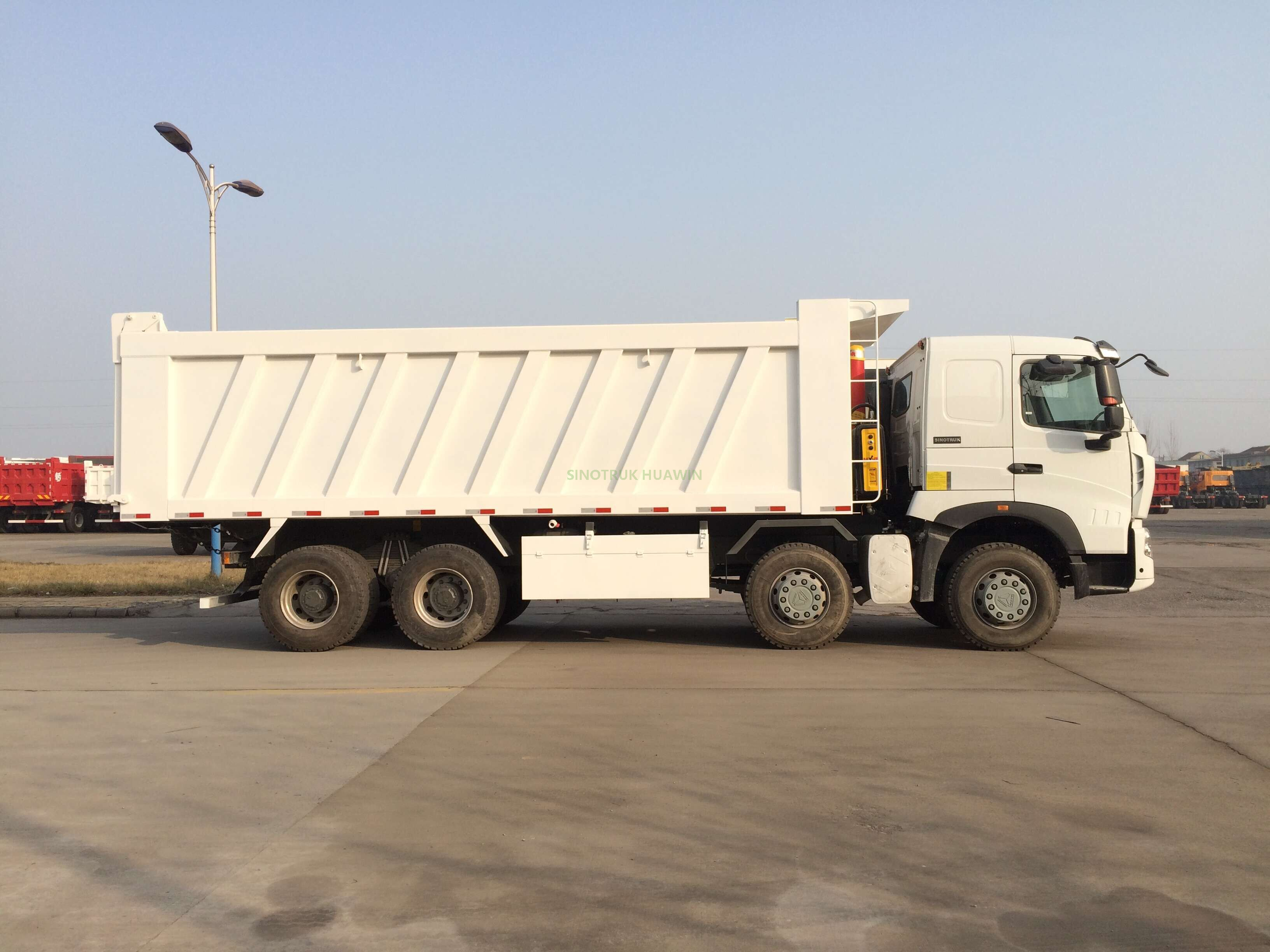 Caminhão Basculante SINOTRUK A7 8X4 com Tombamento Dianteiro