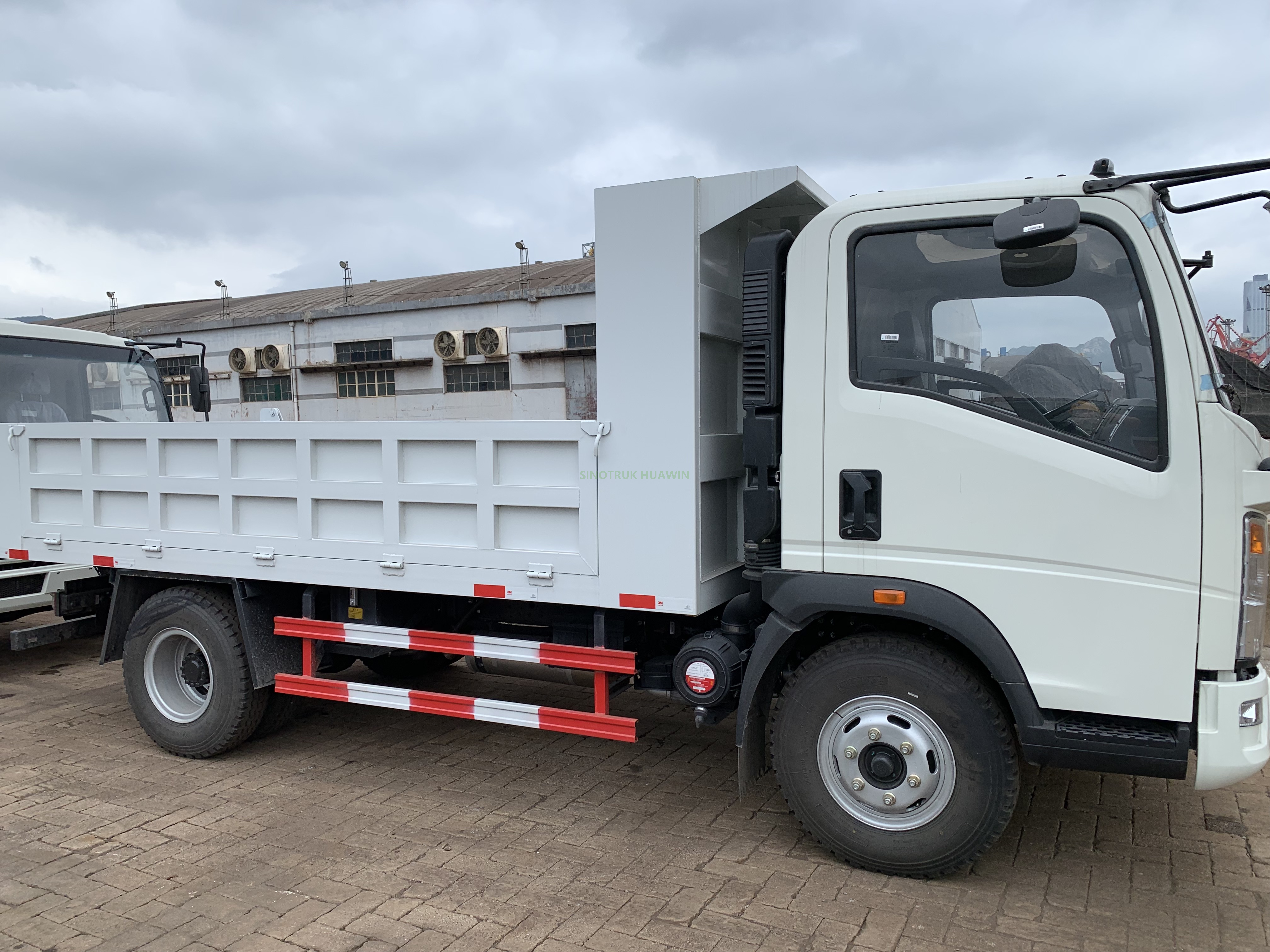 Caminhão Basculante SINOTRUK 4X2 Médio 4T a 10T