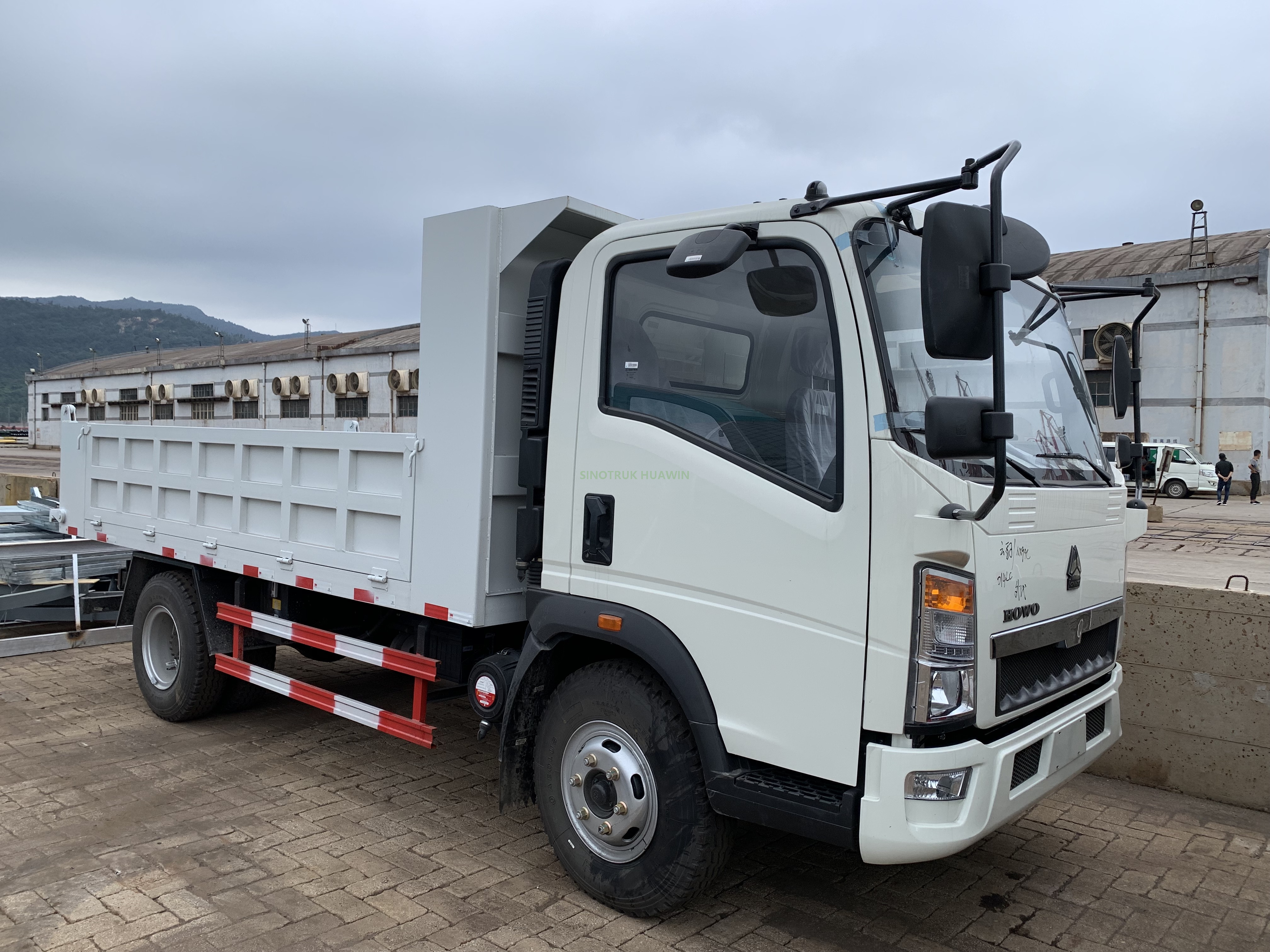 Caminhão Basculante SINOTRUK 4X2 Médio 4T a 10T