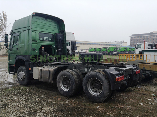 Caminhão Trator SINOTRUK HOWO 6x4 com dois dormentes