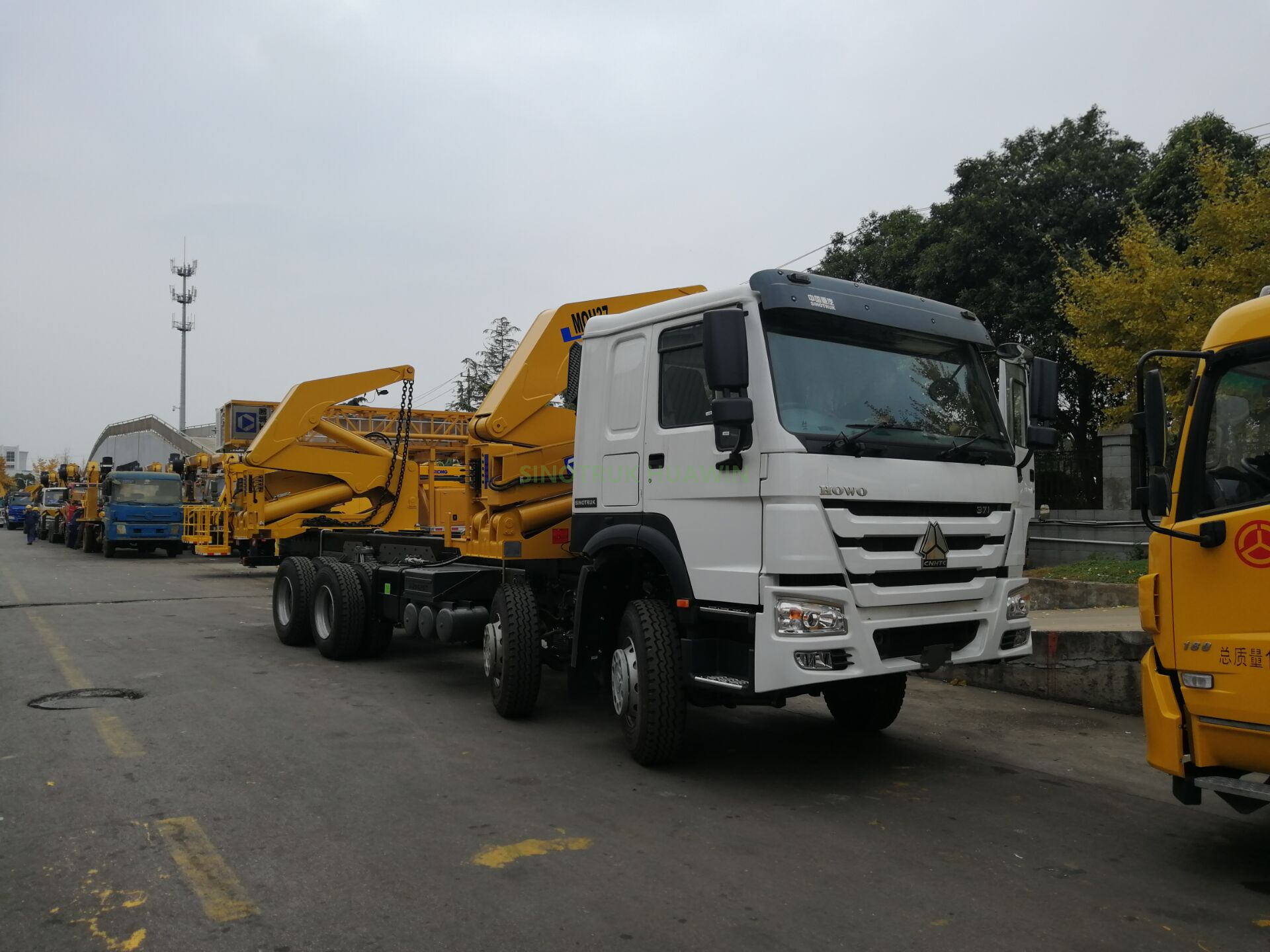 Caminhão guindaste lateral SINOTRUK HOWO 8x4 para transporte de contêiner de 20 pés