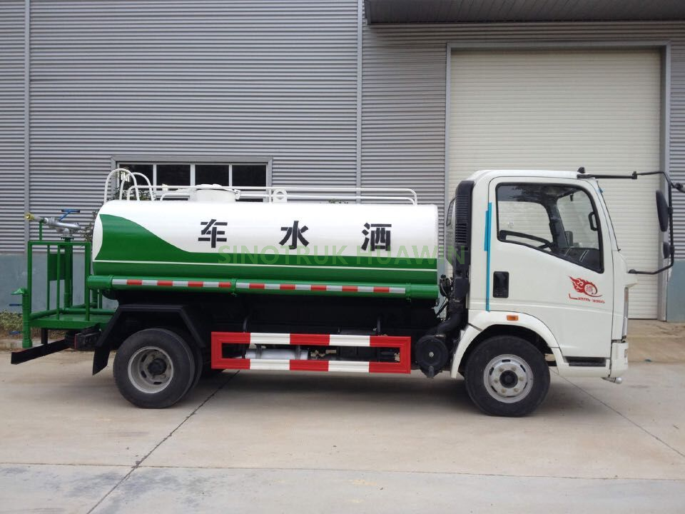 Caminhão de Aspersão de Água SINOTRUK HOWO 4X2 10.000 Litros