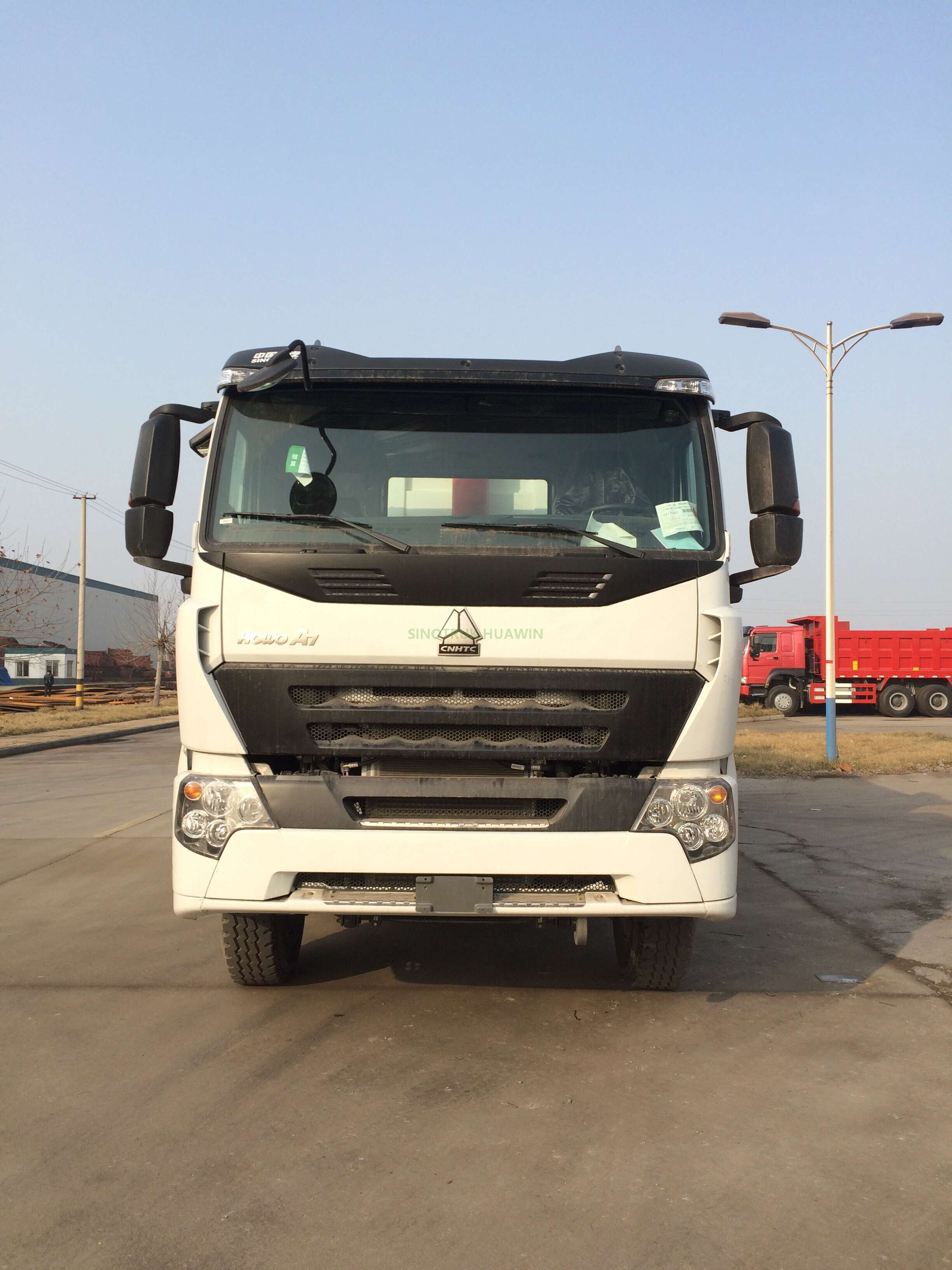 Caminhão Basculante SINOTRUK A7 8X4 com Tombamento Dianteiro