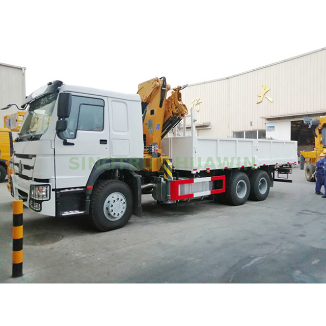 Caminhão HOWO 6x4 com guindaste de lança articulada montada XCMG 14T