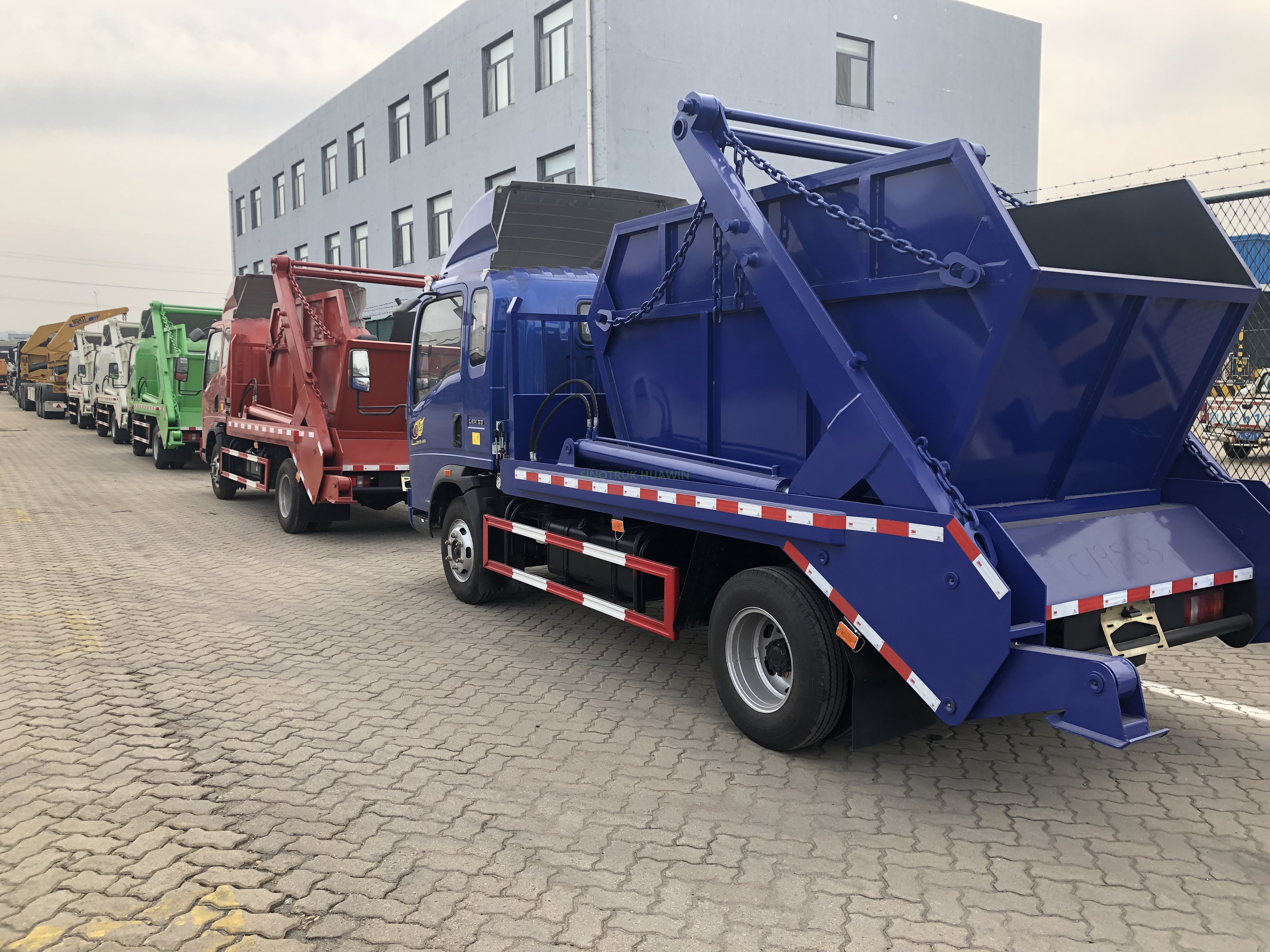 Caminhão de lixo com braço oscilante SINOTRUK HOWO 4X2