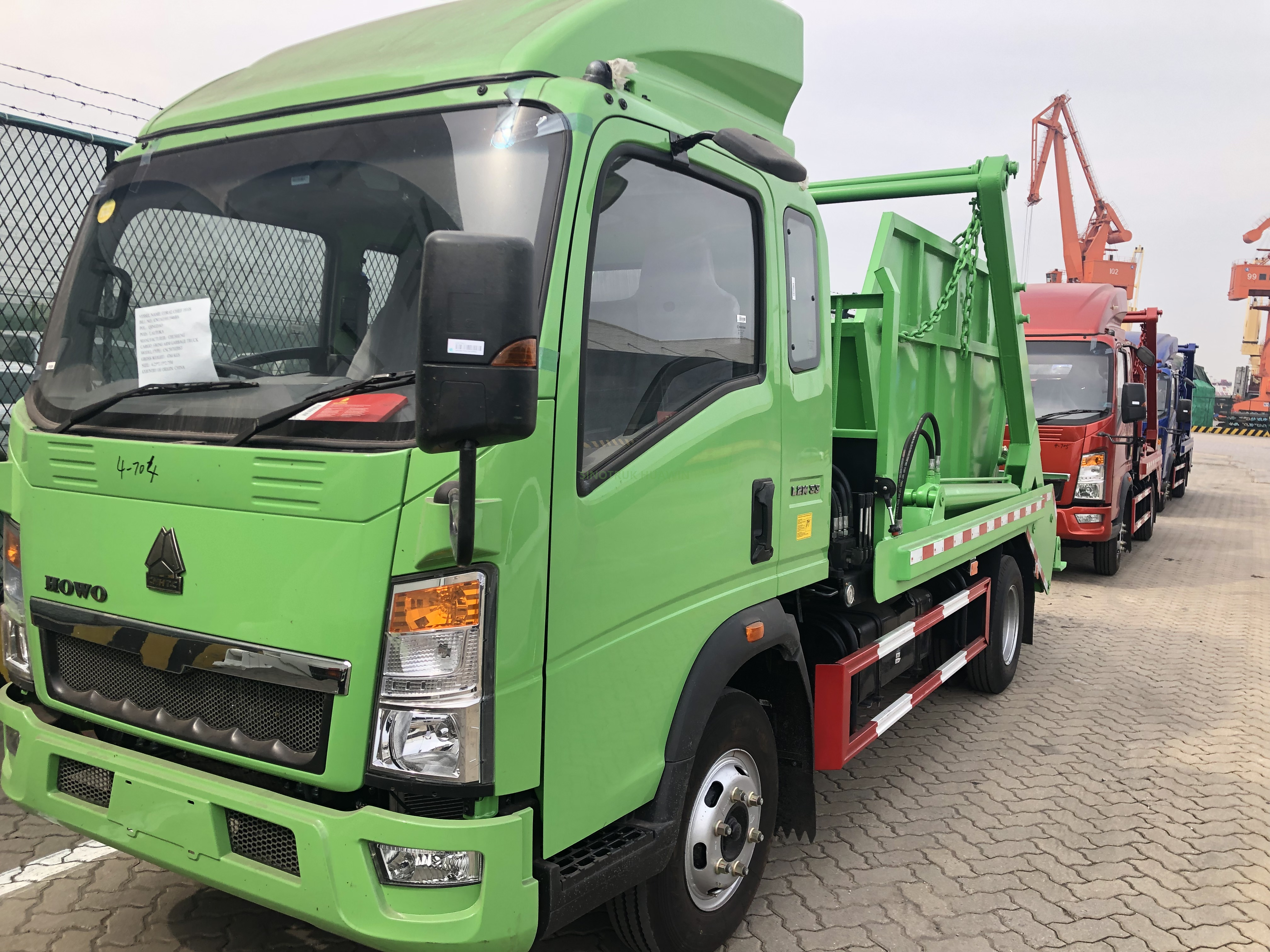 Caminhão de lixo com braço oscilante SINOTRUK HOWO 4X2